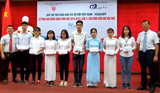 Scholarships granted to impoverished students who have excellent academic performances at the Hue University (Photo: VNA) Scholarships granted to impoverished students who have excellent academic performances at the Hue University (Photo: VNA)