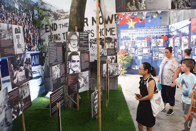 The exhibition“Diary of Peace” is held at the Hoa Lo Prison relic site in Hanoi The exhibition“Diary of Peace” is held at the Hoa Lo Prison relic site in Hanoi