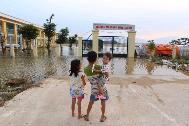 The Tuyet Nghia kindergarten of Quoc Oai district is flooded, forcing many children to be off school (Photo: VNA)