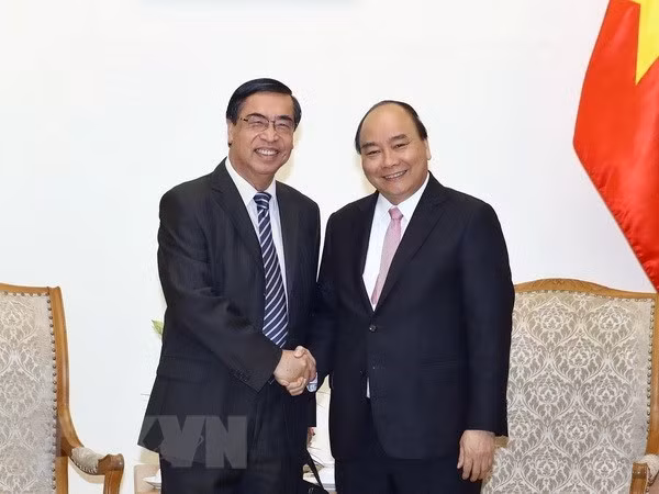 Prime Minister Nguyen Xuan Phuc (R) and Ambassador Nguyen Phu Binh (Source: VNA)