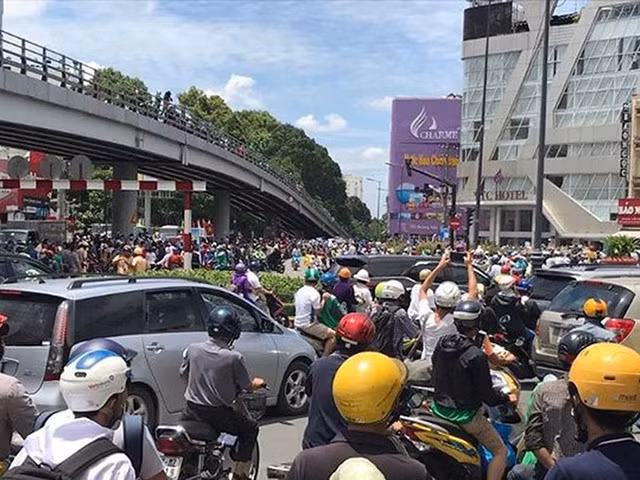 People rushed to Lang Cha Ca area in Tan Binh District, HCM City, for the demonstration (Photo by HCM City Law Newspaper)