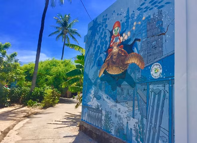 Eighteen mural paintings reflecting the lives of villagers created on the walls.