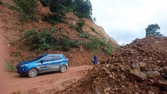 Many areas in National Road 34 from Cao Bang to Ha Giang province are damaged (Photo: VNA)