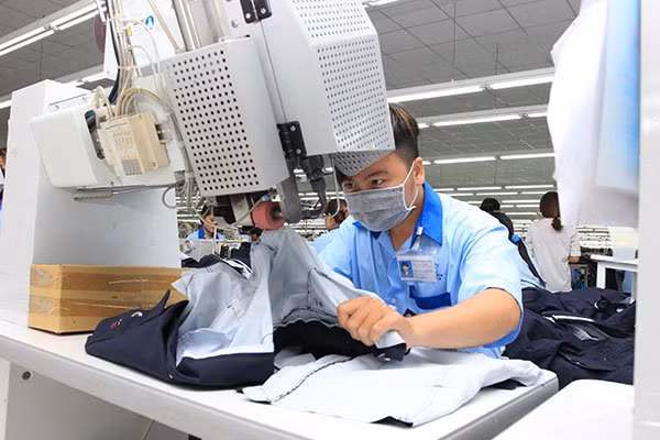 The Vietnam Textile and Apparel Association forecasts that Vietnam’s textile and garment export revenue might reach US$31 billion this year and the number is expected to increase to US$33.5-34 billion next year The Vietnam Textile and Apparel Association forecasts that Vietnam’s textile and garment export revenue might reach US$31 billion this year and the number is expected to increase to US$33.5-34 billion next year