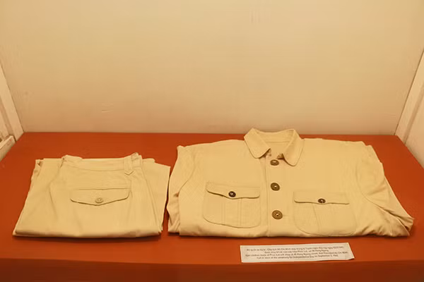 Many items related to the time President Ho Chi Minh staying and working in the house are still in great condition. In photo is the khaki suit that the President wore when he delivered the proclamation of independence of the Democratic Republic of Vietnam on September 2, 1945 Many items related to the time President Ho Chi Minh staying and working in the house are still in great condition. In photo is the khaki suit that the President wore when he delivered the proclamation of independence of the Democratic Republic of Vietnam on September 2, 1945