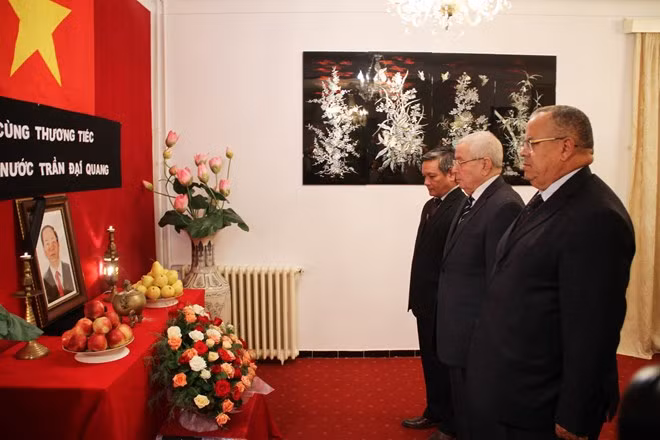 President of the Council of the Nation of Algeria Abdaelkader Bensalah (centre) pays tribute to President Tran Dai Quang. (Photo: VNA) President of the Council of the Nation of Algeria Abdaelkader Bensalah (centre) pays tribute to President Tran Dai Quang. (Photo: VNA)