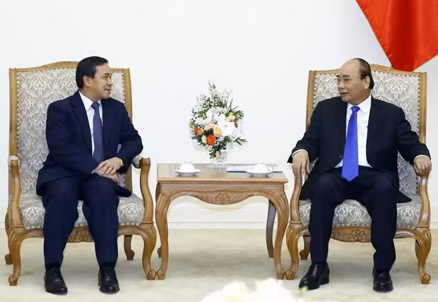 Prime Minister Nguyen Xuan Phuc (R) and newly-accredited ambassador of Laos Sengphet Houngboungnuang (Source: VNA)