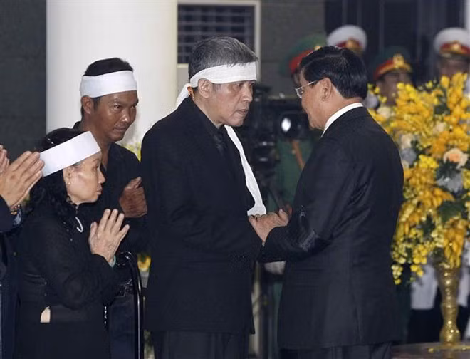 Lao Prime Minister Thongloun Sisoulith shares his sympathy to the loss of former Party leader Do Muoi's family at the funeral. (Photo: VNA)