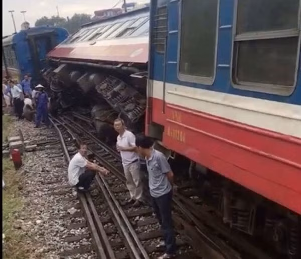 The SP2 train carrying about 120 passengers is derailed twice at Yen Vien Railway Station on the Ha Noi-Lao Cai railway route last Sunday and Monday.— Photo anninhthudo.vn