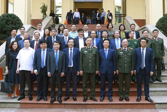Minister To Lam and other delegates.