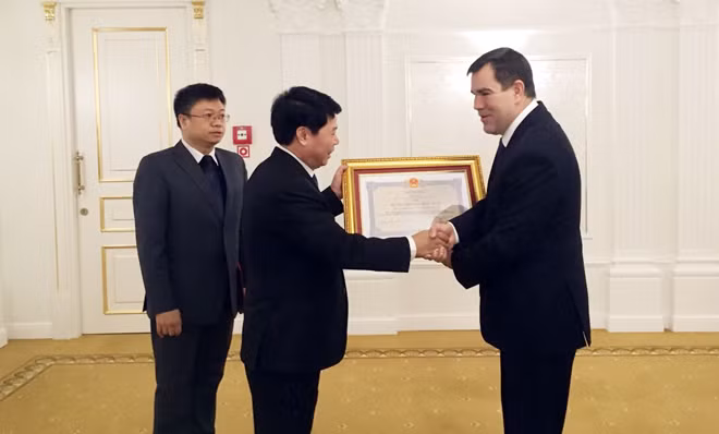 Deputy Minister Bui Van Nam presented the Friendship Medal to the State Security Committee of Belarus