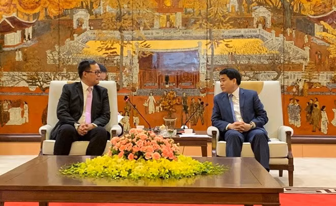 Chairman of the People’s Committee of Hanoi Nguyen Duc Chung (R) receives Vice President for Sales of PAL Ryan T Uy (Source: hanoimoi.com.vn)
