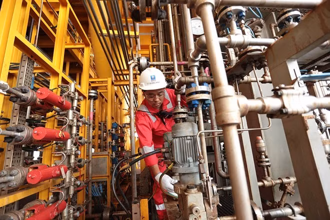 A worker mans equipment on an oil rig of the State-owned Vietnam National Oil and Gas Group (Photo: pvn.vn)