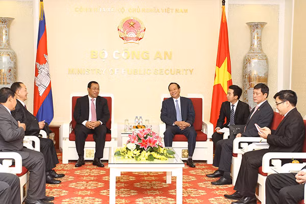 Deputy Minister Le Quy Vuong and Mr. Pao Ham Phan