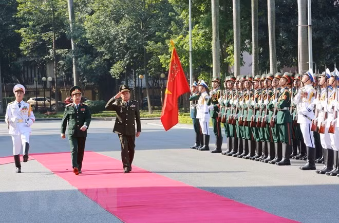 Sen. Lieut. Gen Phan Van Giang (L) and General Vong Pisen examine the guard of honour of the Vietnam People's Army (Photo: VNA)
