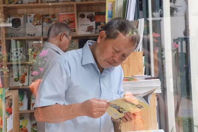 “I am glad that a book street is open in the centre of Hanoi,” said Pham Tuan (resident of Hanoi). “The street is designed in a friendly manner for all of the people and most importantly, the open space of the street makes me feel really comfortable and relaxing.” “I am glad that a book street is open in the centre of Hanoi,” said Pham Tuan (resident of Hanoi). “The street is designed in a friendly manner for all of the people and most importantly, the open space of the street makes me feel really comfortable and relaxing.”