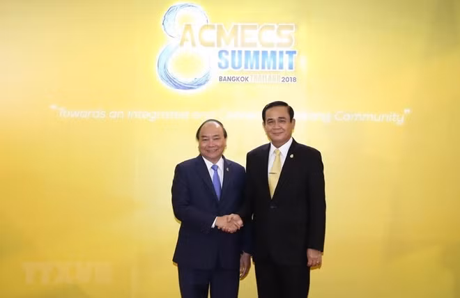 Thai Prime Minister Prayuth Chan-o-cha (R) welcomes PM Phuc to attend the summit (Photo: VNA)