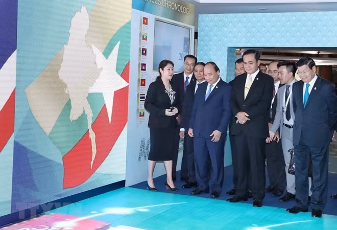 PM Phuc (front row, second left) and ACMECS leaders tour a ACMECS exhinotion (Photo: VNA)
