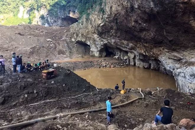 The mouth of the collapsed illegal gold mine is filled with water, soil and rocks (Photo: VNA) The mouth of the collapsed illegal gold mine is filled with water, soil and rocks (Photo: VNA)