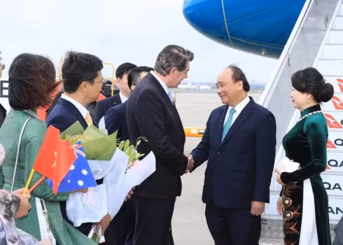 Prime Minister Nguyen Xuan Phuc and his spouse were welcomed at Kingsford-Smith International Airport in Sydney.