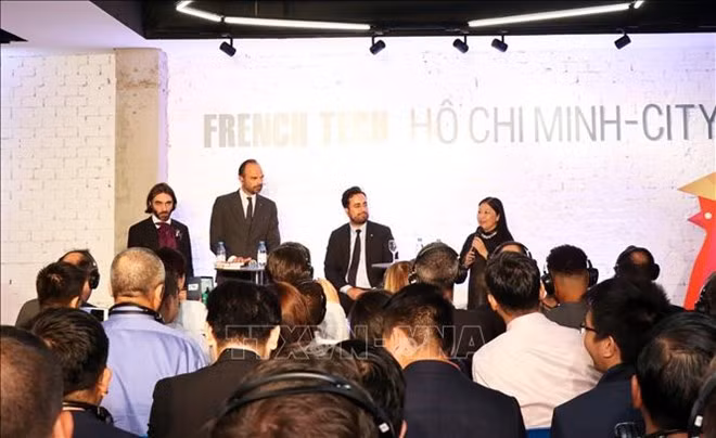 French Prime Minister Edouard Philippe (second, from left) at the HCM City French Tech (Photo: VNA) French Prime Minister Edouard Philippe (second, from left) at the HCM City French Tech (Photo: VNA)