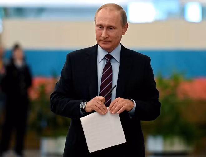 Russian President Vladimir Putin is seen at a polling station during the municipal elections in Moscow, Russia, September 10, 2017. REUTERS/Yuri Kadobnov/Pool