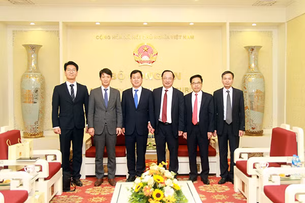 Deputy Minister Nguyen Van Thanh and the RoK delegates. Deputy Minister Nguyen Van Thanh and the RoK delegates.