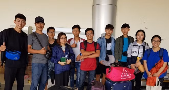 Vietnamese students in Palu gather at Palu airport (Source: VNA) Vietnamese students in Palu gather at Palu airport (Source: VNA)