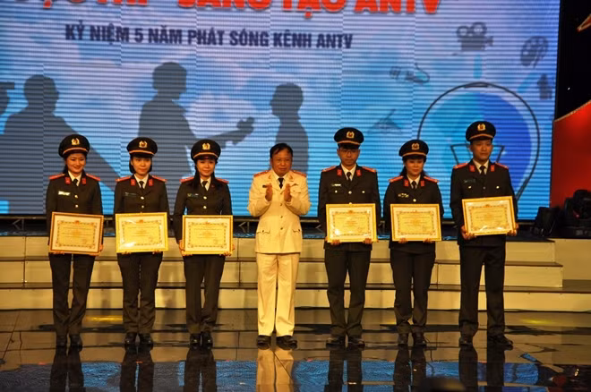 Various individuals and teams were honored with Certificates of merit