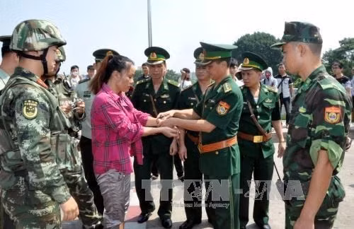 The Chinese border guard force hands over a human trafficker to the Vietnamese border guard force. (Source: VNA) The Chinese border guard force hands over a human trafficker to the Vietnamese border guard force. (Source: VNA)