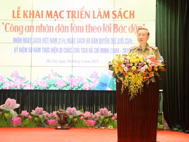 Minister To Lam speaks at the event.