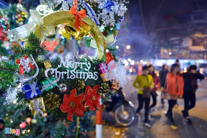 Sparkling Hanoi on the threshold of Christmas ảnh 1