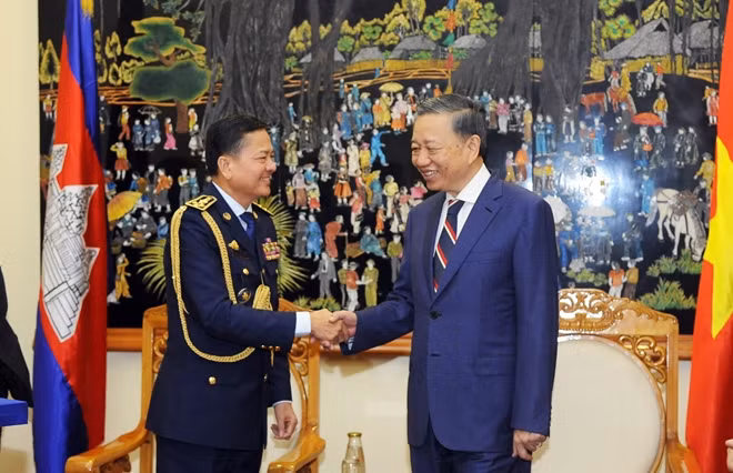 Minister To Lam and General Neth Savoeun.