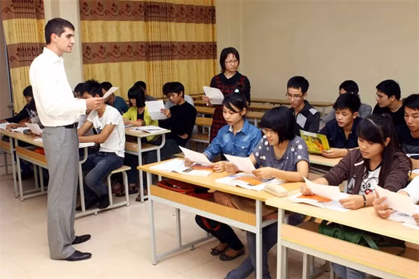 An Australian English teacher at Ha Noi Vocational College of High Technology An Australian English teacher at Ha Noi Vocational College of High Technology