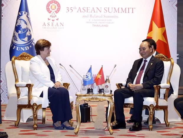 PM Nguyen Xuan Phuc (R) and IMF Managing Director Kristalina Georgieva at the meeting in Bangkok on November 3 (Photo: VNA)