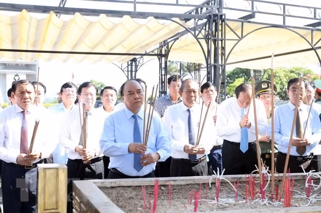 Prime Minister Nguyen Xuan Phuc (first, left) paid homage to martyrs at the Truong Son National Martyrs Cemetery. (Source: VNA) Prime Minister Nguyen Xuan Phuc (first, left) paid homage to martyrs at the Truong Son National Martyrs Cemetery. (Source: VNA)