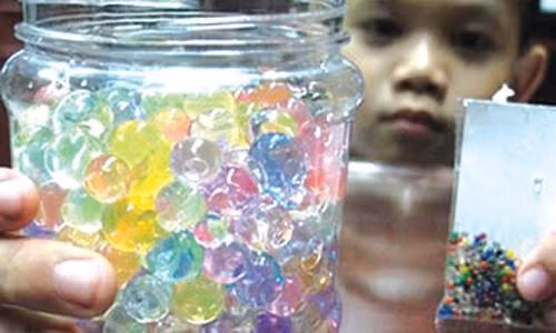 These colourful balls, containing super absorbent polymer, can grow up to 10 times their original size when soaked in water. — Photo thoibaokinhdoanh.vn