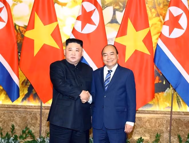 Prime Minister Nguyen Xuan Phuc (R) meets with DPRK Chairman Kim Jong-un (Photo: VNA) Prime Minister Nguyen Xuan Phuc (R) meets with DPRK Chairman Kim Jong-un (Photo: VNA)