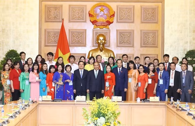 Prime Minister Nguyen Xuan Phuc (ninth from right, first row) and standout teachers and education management officials (Source: VNA)