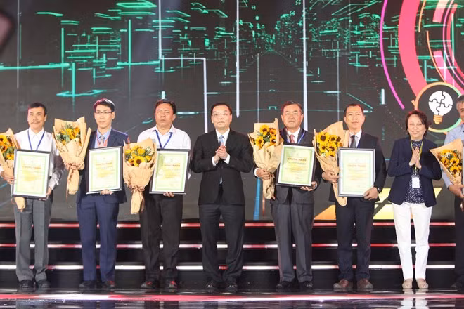 Minister of Science and Technology Chu Ngoc Anh (centre) presents the awards to businesses at the ceremony in Ho Chi Minh City on February 20 (Photo: VNA) Minister of Science and Technology Chu Ngoc Anh (centre) presents the awards to businesses at the ceremony in Ho Chi Minh City on February 20 (Photo: VNA)