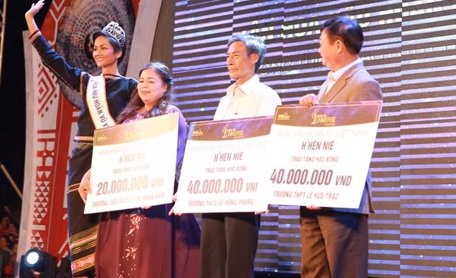 Miss Universe Vietnam presents scholarships to various students in Dak Lak