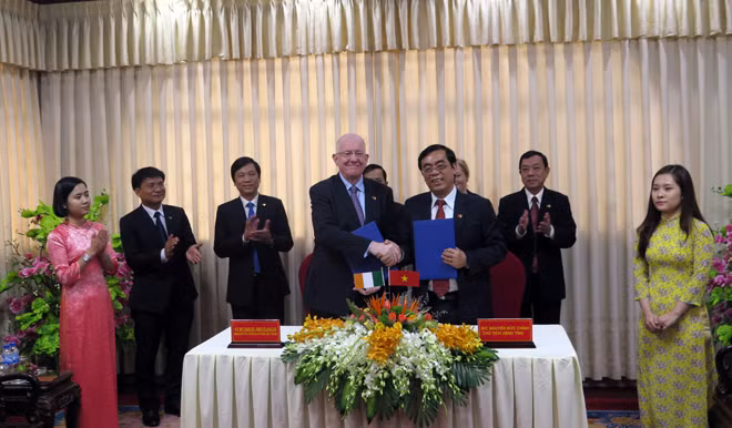 Leaders of Quang Tri held talks with Mr. Charles Flanagan signed memorandum.