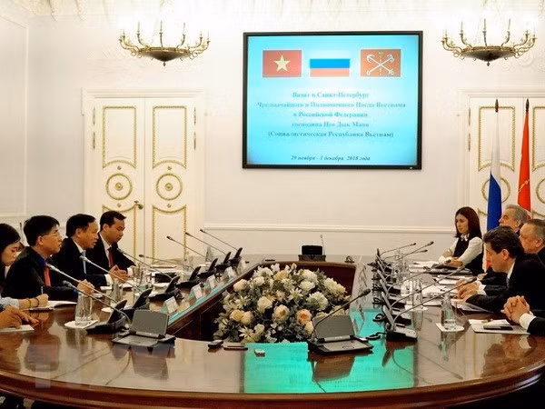 An overview of the meeting between Saint Petersburg Acting Governor Alexander Beglov and Vietnamese Ambassador to Russia Ngo Duc Manh (Photo: VNA)