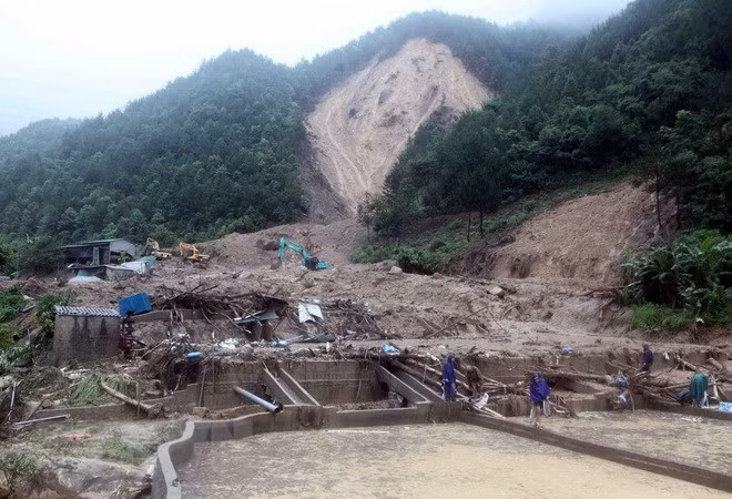 Dealing with flood consequences in Tam Duong district of Lai Chau (Photo: VNA)