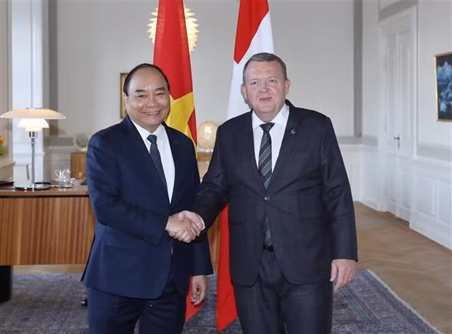 Prime Minister Nguyen Xuan Phuc shakes hands with Danish Prime Minister Lars Løkke Rasmussen when they meet in Copenhagen on October 20 (local time). (Photo: VNA)