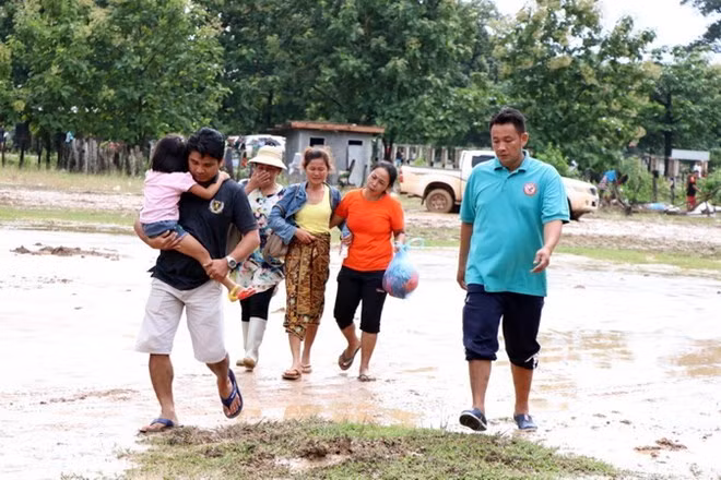 People move to safer place following the dam collapse incident (Photo: VNA) People move to safer place following the dam collapse incident (Photo: VNA)