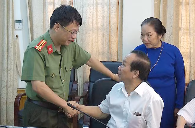 Senior Lieutenant Colonel Pham Khai, Deputy Editor-in-chief. Senior Lieutenant Colonel Pham Khai, Deputy Editor-in-chief.