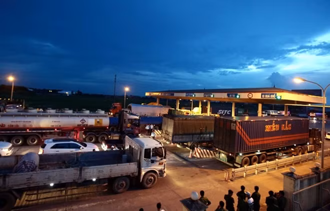 Trucks and cars line up at a toll booth on National Highway 5 in Hung Yen Province’s Van Lam District