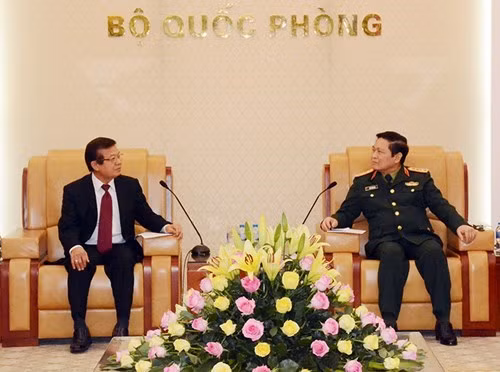 Defence Minister General Ngo Xuan Lich (R) receives Cambodian Minister of State at the Ministry of Interior Teng Savong. (Photo: qdnd.vn)