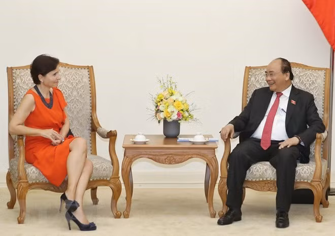 Prime Minister Nguyen Xuan Phuc (R) received Italian Ambassador Cecilia Piccion, who came to say good-bye to him at the end of her tenure, in Hanoi on October 24 (Photo: VNA) Prime Minister Nguyen Xuan Phuc (R) received Italian Ambassador Cecilia Piccion, who came to say good-bye to him at the end of her tenure, in Hanoi on October 24 (Photo: VNA)